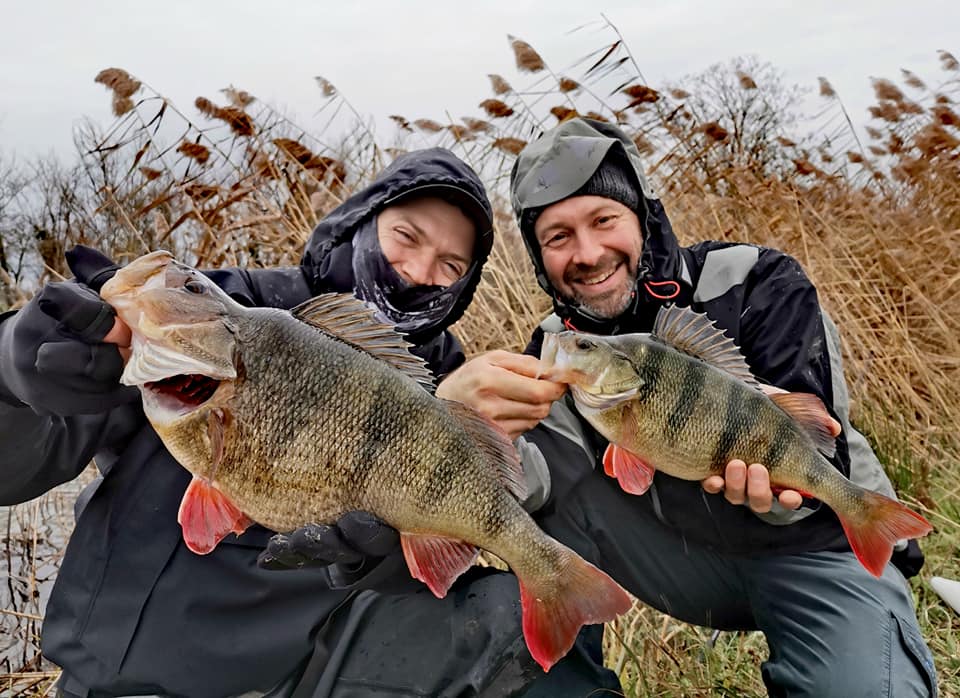 duo de pêcheurs en guidage itinérant avec leurs prises